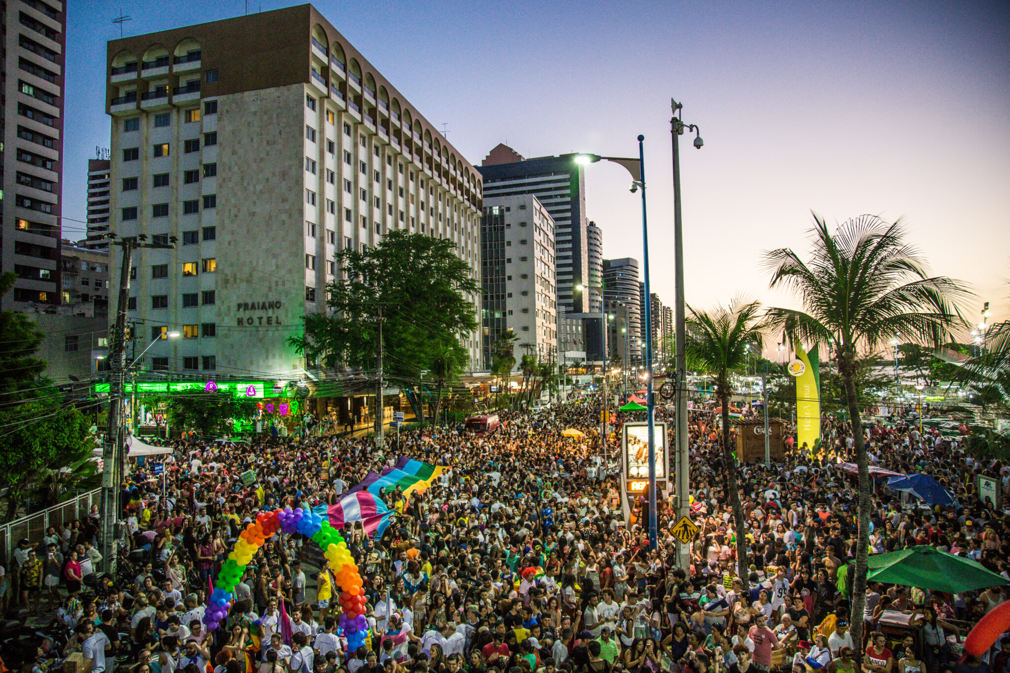 Multidão na Parada pela Diversidade Sexual do Ceará